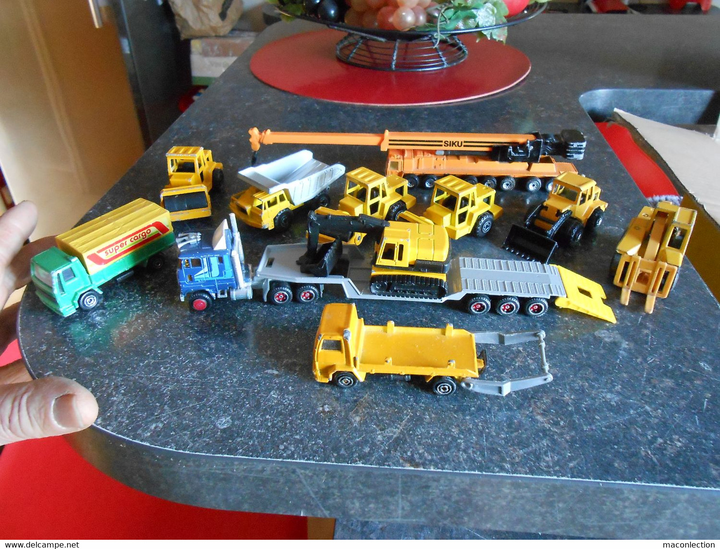 Lot Miniature Matériel Travaux Public Majorette Siku Matchbox Tractopelle Grue Bulldozer Rouleau Camion Ford Porte Char - Oud Speelgoed