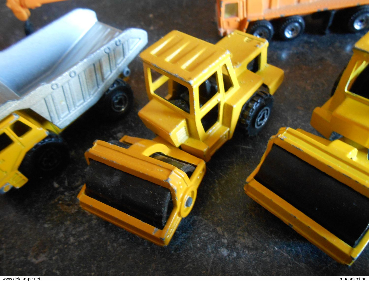 Lot Miniature Matériel Travaux Public Majorette Siku Matchbox Tractopelle Grue Bulldozer Rouleau Camion Ford Porte Char - Oud Speelgoed