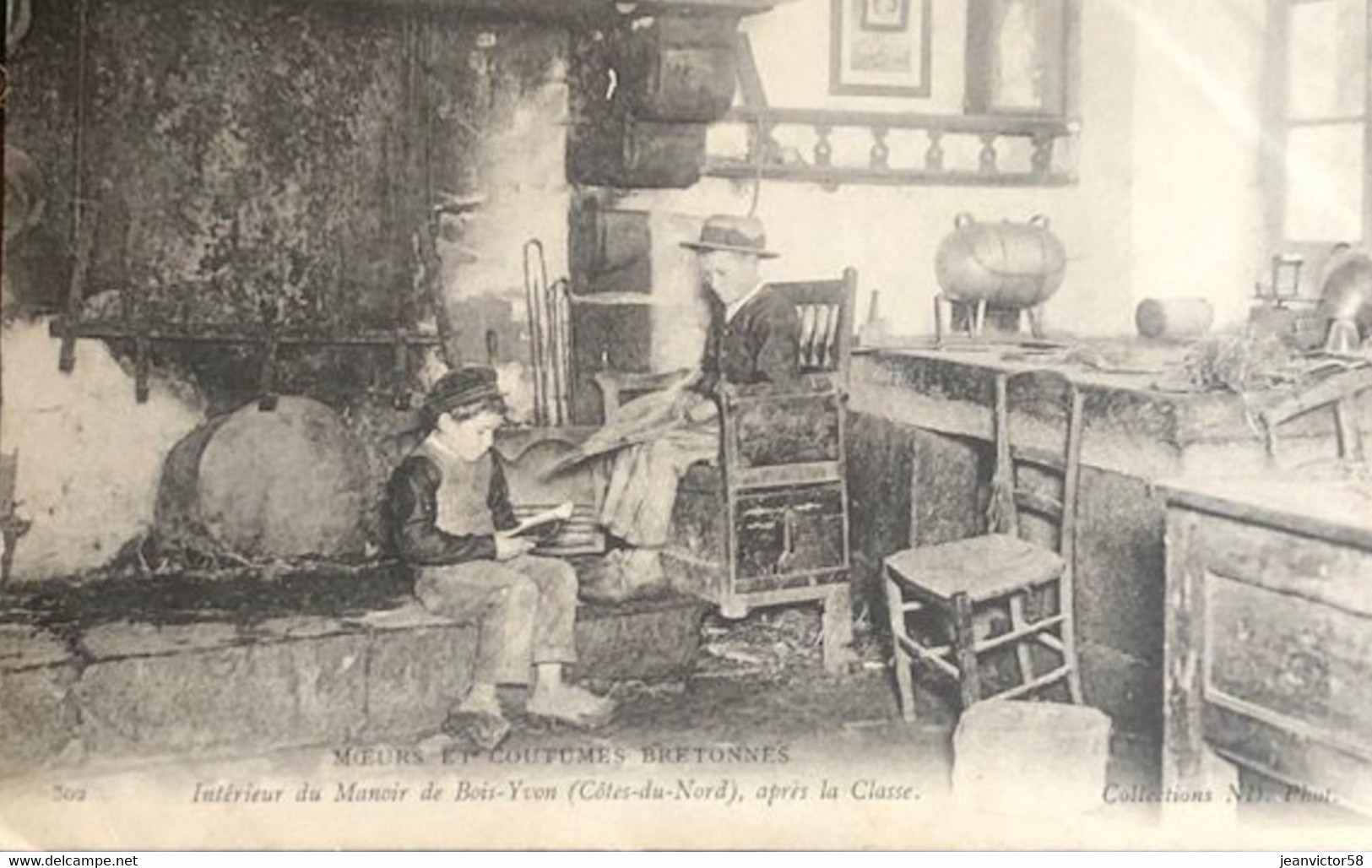 Moeurs Et Coutumes Bretonnes. Intérieur Du Manoir De Bois Yvon  (Penvenan) Après La Classe - Penvénan