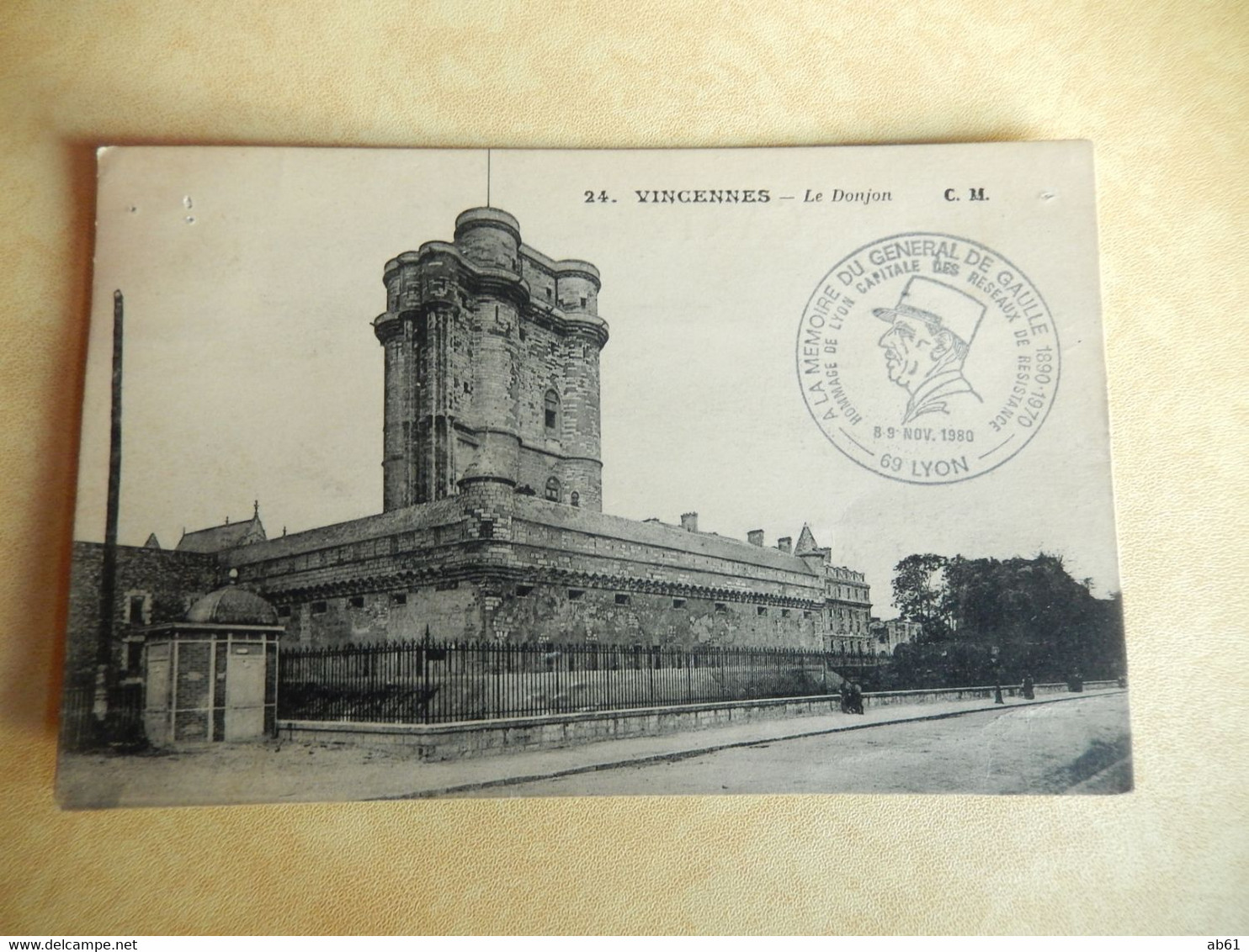 Dept 94  Vincennes Le Donjon  (  Timbre  Avec Beau Cachet ' Tampont " A La Memoire Du Generale De Gaulle 1980 ) - Vincennes