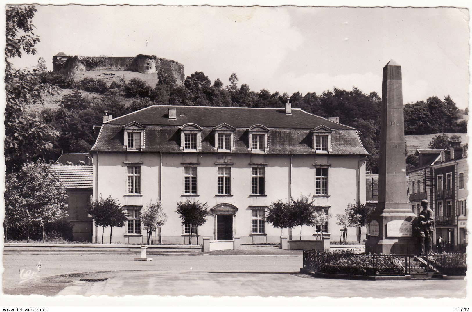 79 MAULEON **La Sous-Préfecture, Le Monument Aux Morts Et Le Château-Fort** - Mauleon