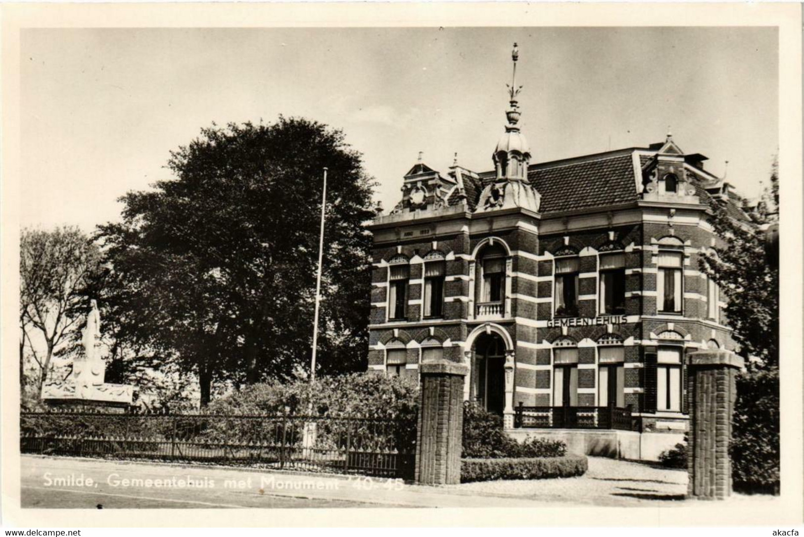 CPA AK Smilde Gemeentehuis Met Monument NETHERLANDS (728991) - Smilde