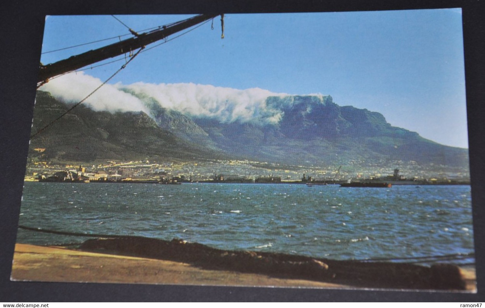 A View Of Table Mountain With Its Famous Table Cloth - Afrique Du Sud