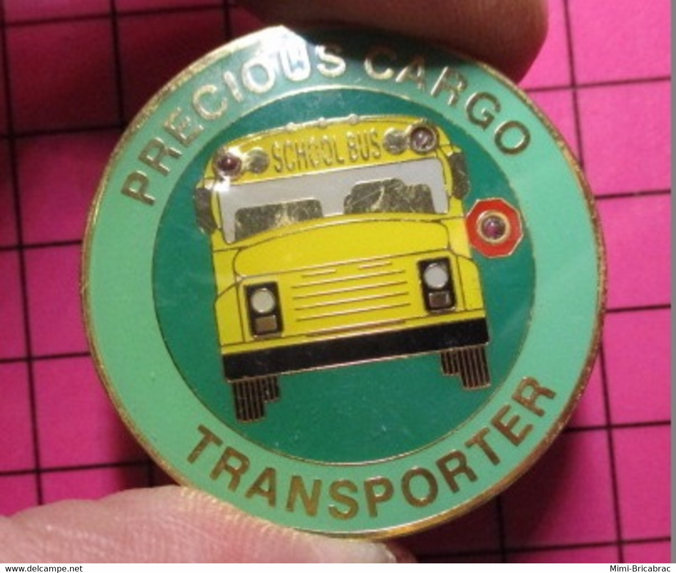 DISSPE Pin's Pins / Beau Et Rare / THEME : TRANSPORTS / SCHOOL BUS PRECIOUS CARGO TRANSPORTER Pin's Parlant , Pile HS - Trasporti