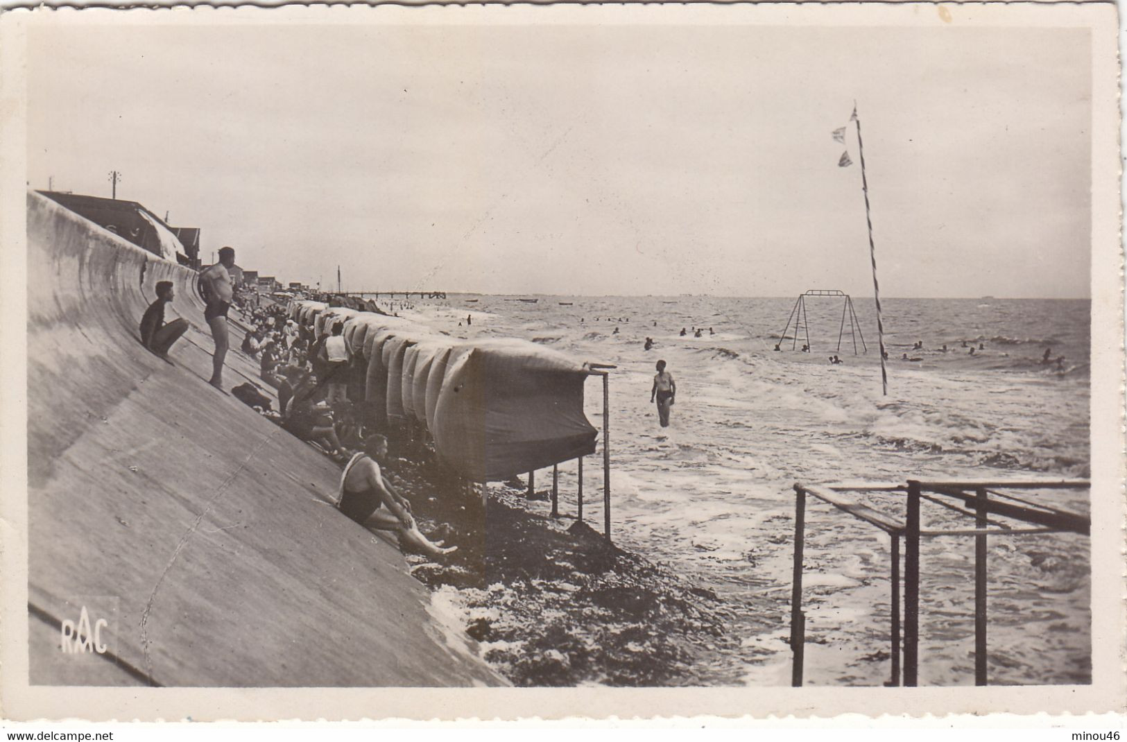 CHATELAILLON : TRES RARE CPSM.P.F. GLACEE DE 1953 AVEC CETTE VUE.GRANDE MAREE. CABINES.ANIMEES  T.B.ETAT - Châtelaillon-Plage