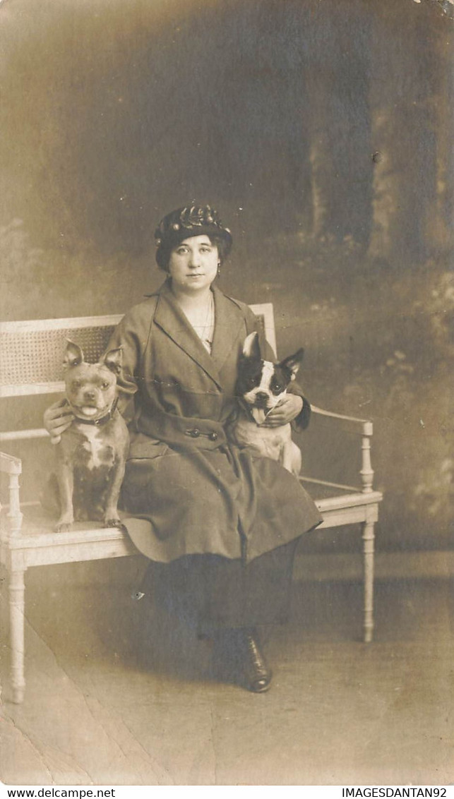 CHIEN #25273 CHIENS BOULEDOGUE FRANCAIS SUR UN BANC PRES DE LEUR MAITRESSE CARTE PHOTO PARIS - Hunde