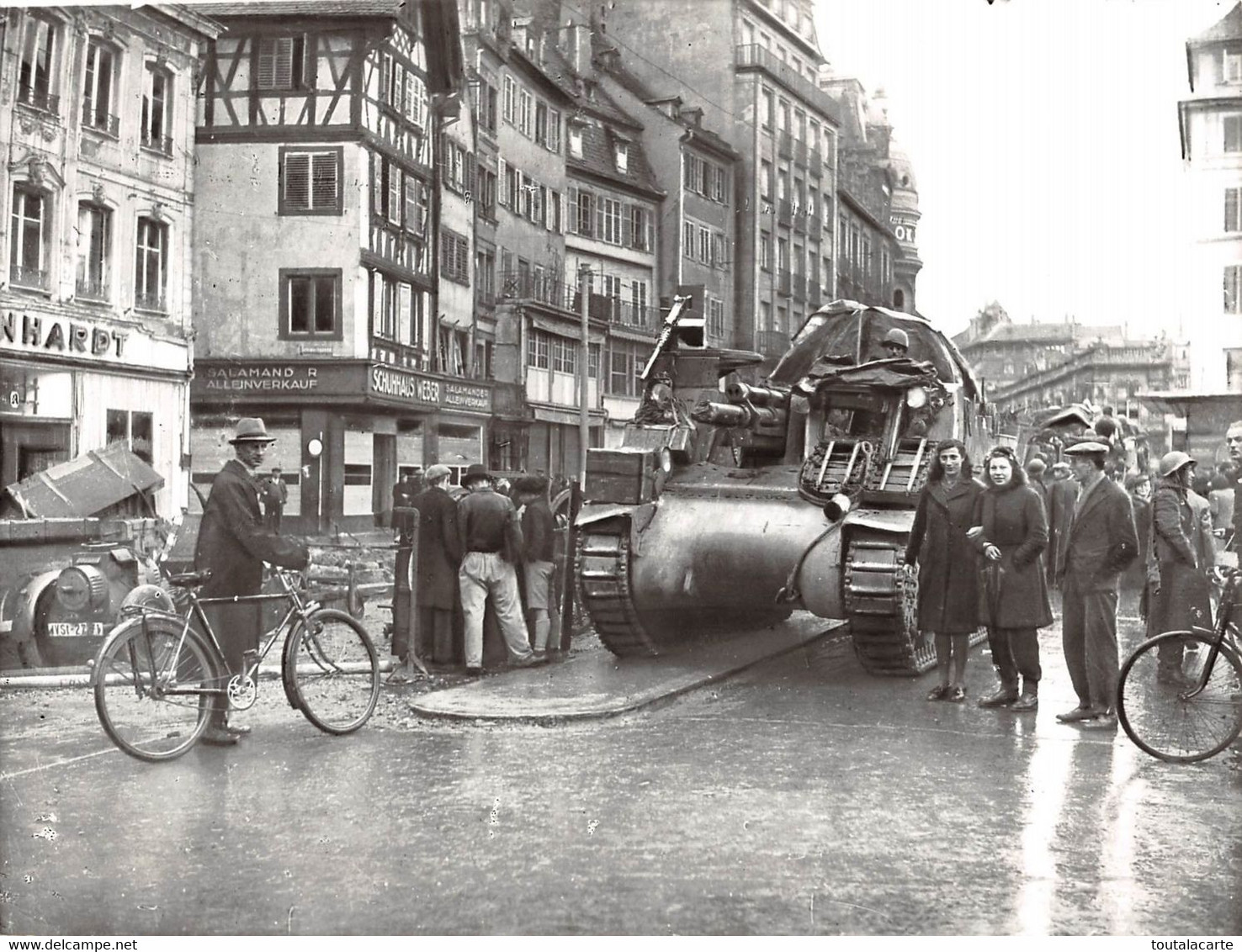 MILITARIA 39 45 ENTREE DES CHARS DE LECLERC A STRASBOURG EN NOVEMBRE 1944 CANON AUTOMOTEUR....   PHOTO VIOLLET ..RARE - Guerra, Militares