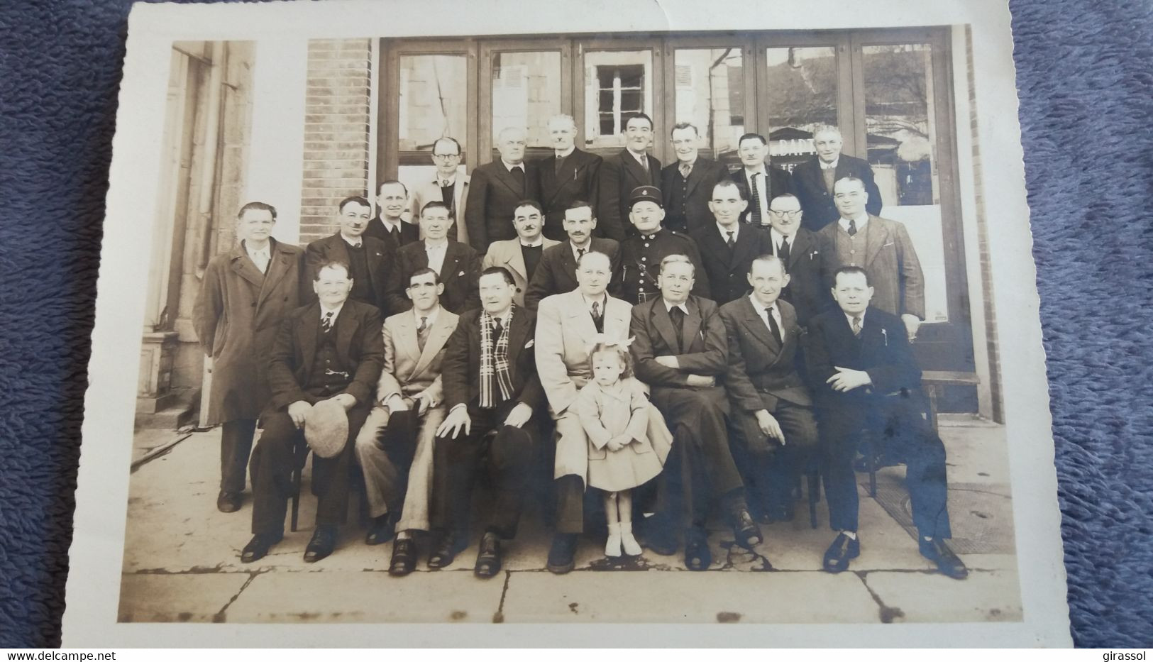 PHOTO GROUPE DE PERSONNES HOMMES FILLETTE PHOTO GUILLEMIN RUE LE CAMPION GRANVILLE FORMAT 17  PAR 23 CM - Personnes Anonymes