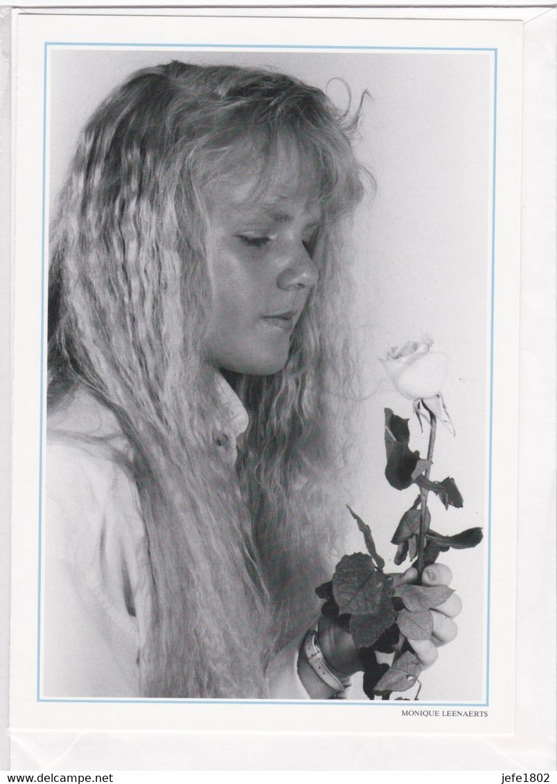 Postogram 062 / 92 - Vrouw Met Bloemen - M. Leenaerts - Women With Flowers - Postogram