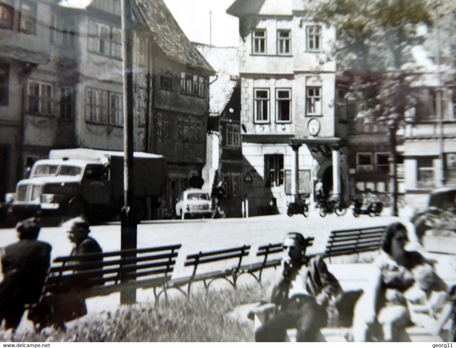 Schleusingen - Marktplatz Brunnen Kreissparkasse Wohnbedarf - Kleinformat Echt Foto - DDR  1965 Thüringen - Schleusingen