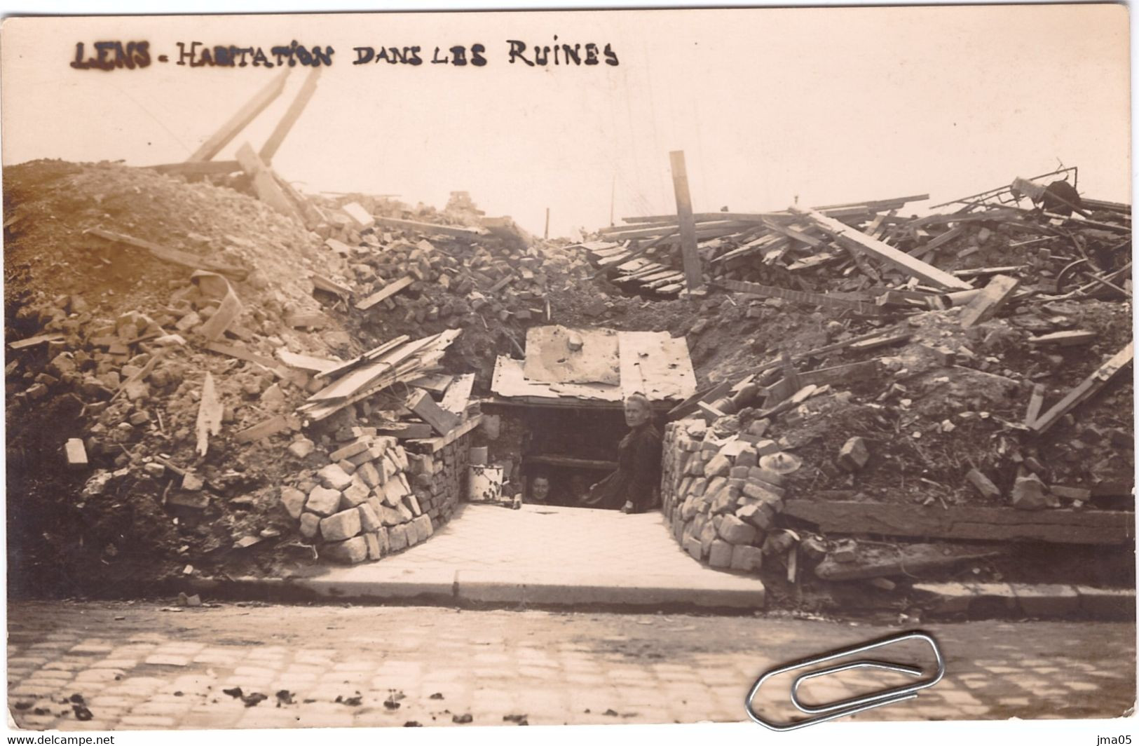 CPA Rare De LENS - Habitation Dans Les Ruines - Grande Guerre - Carte Photo Neuve - Lens