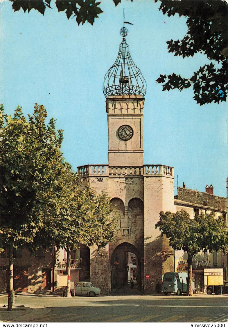 04 Manosque église Saint Sauveur Voiture Automobile Dauphine Renault Tub - Manosque