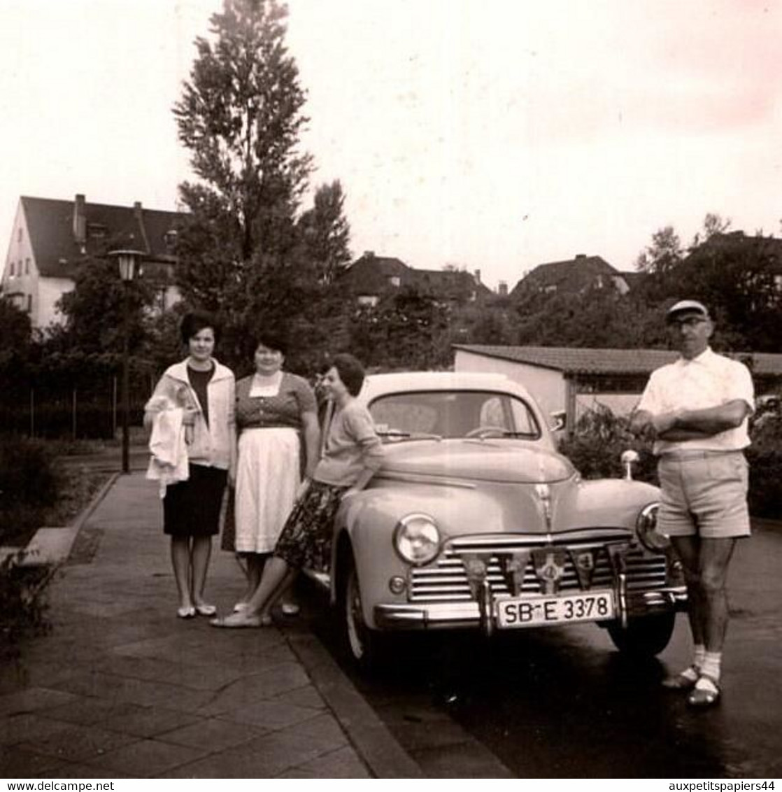 6 Petites Photos Originales Vacances Au Camping En Peugeot 203 Immatriculée SB-E 3378 En Août 1960 - Auto's