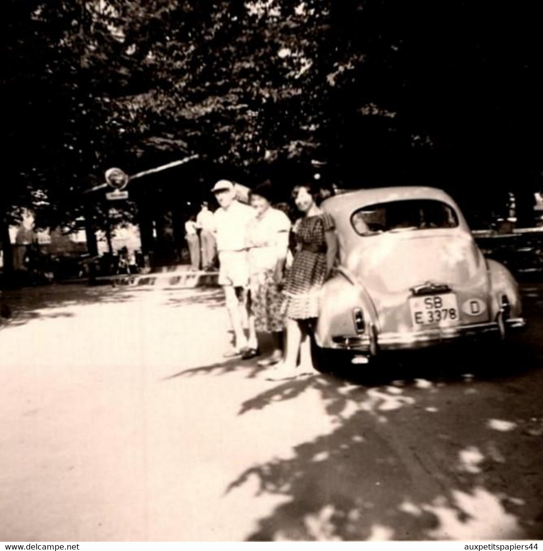 6 Petites Photos Originales Vacances Au Camping En Peugeot 203 Immatriculée SB-E 3378 En Août 1960 - Auto's