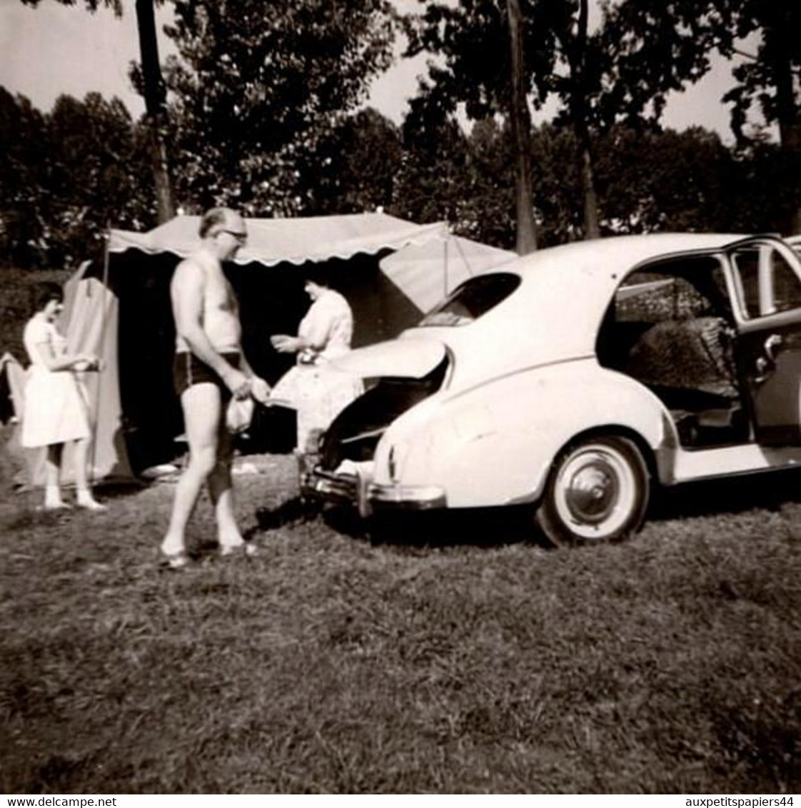 6 Petites Photos Originales Vacances au Camping en Peugeot 203 immatriculée SB-E 3378 en Août 1960