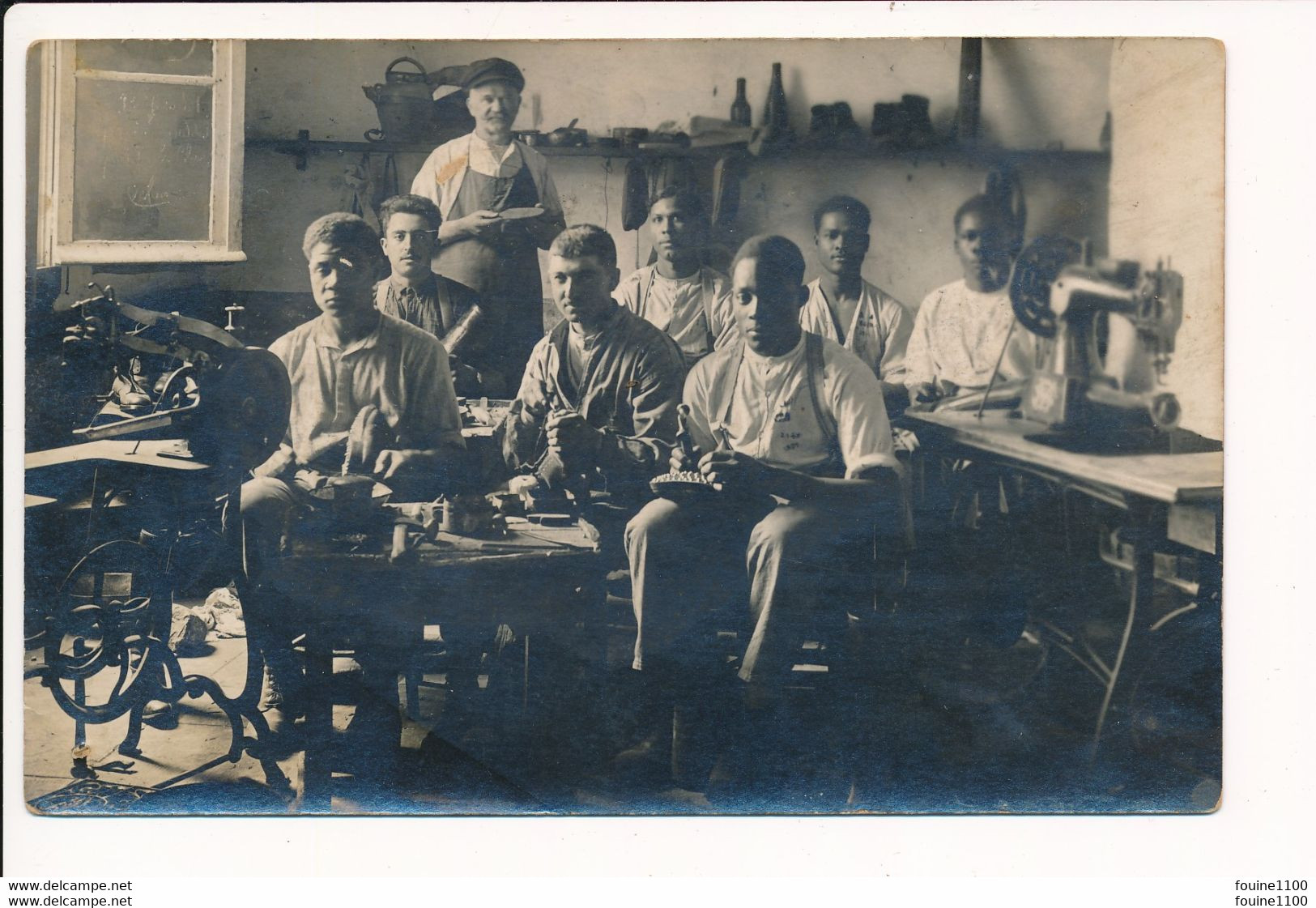 �?��? CARTE PHOTO Atelier De Cordonnerie Homme Noir Africain ? Sénégalais ?  ( Machine à Coudre - Métier Cordonnier ) - Craft