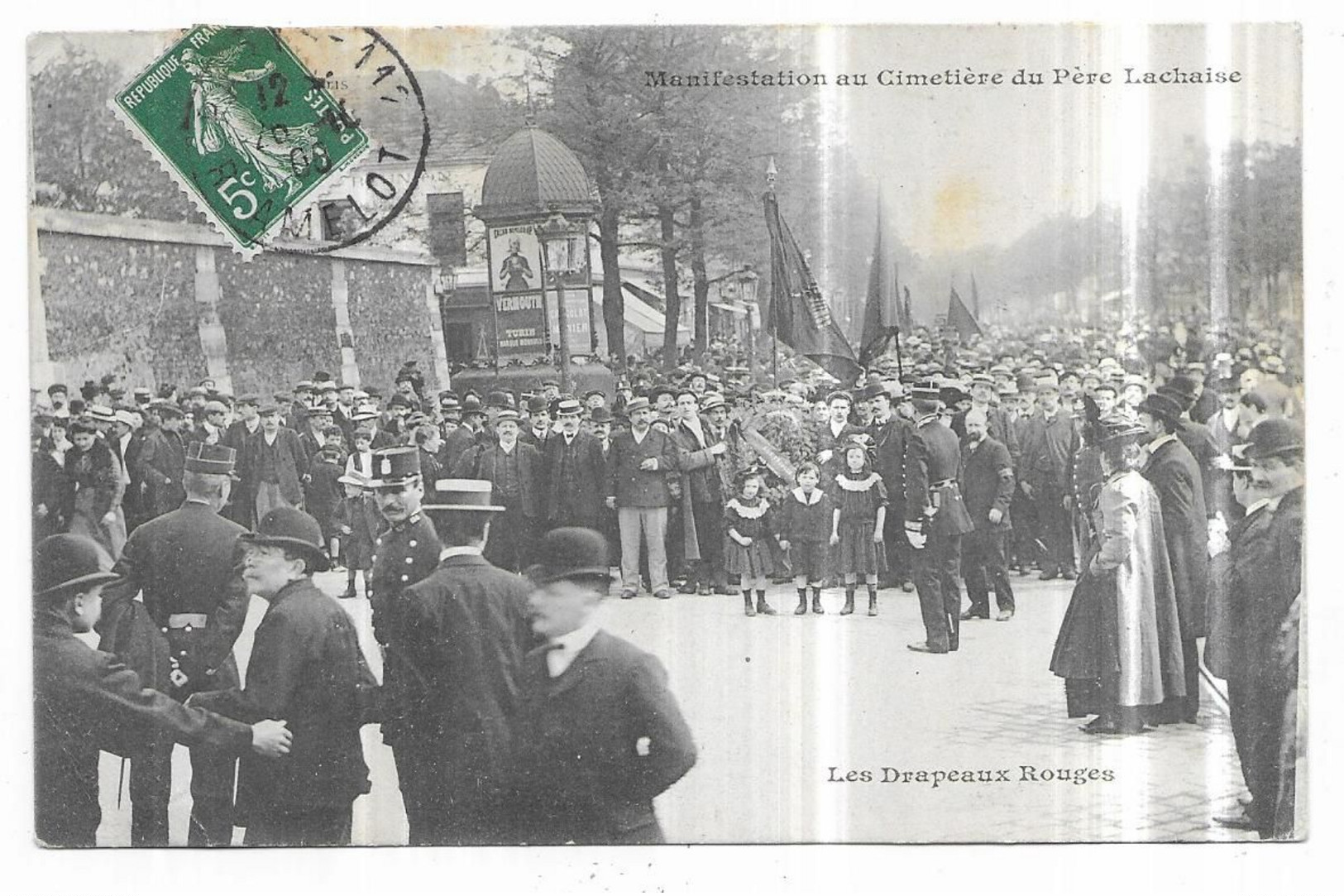 Paris Manifestation Au Cimetière Du Père Lachaise Les Drapeaux Rouges - Andere & Zonder Classificatie