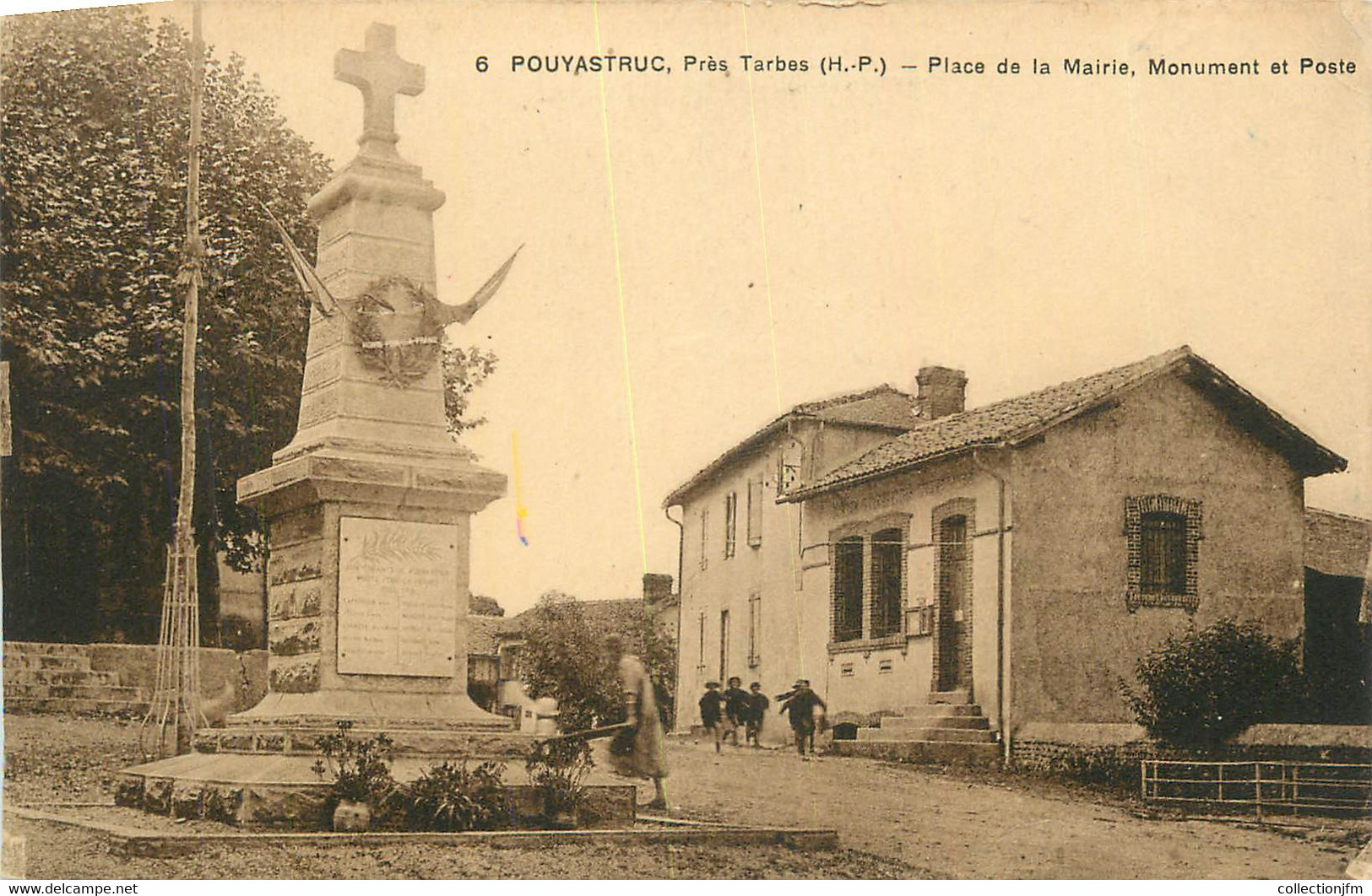 CPA FRANCE 65 "Pouyastruc, Place De La Mairie, Le Monument Aux Morts Et La Poste". - Pouyastruc