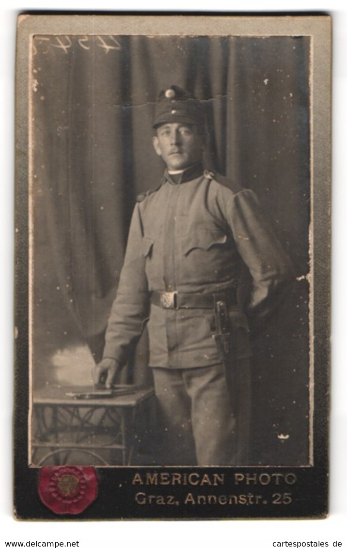 Fotografie American Photo, Graz, Annenstr. 25, Portrait österreichischer Soldat In Uniform Mit Bajonett Und Feldmütze - Persone Anonimi