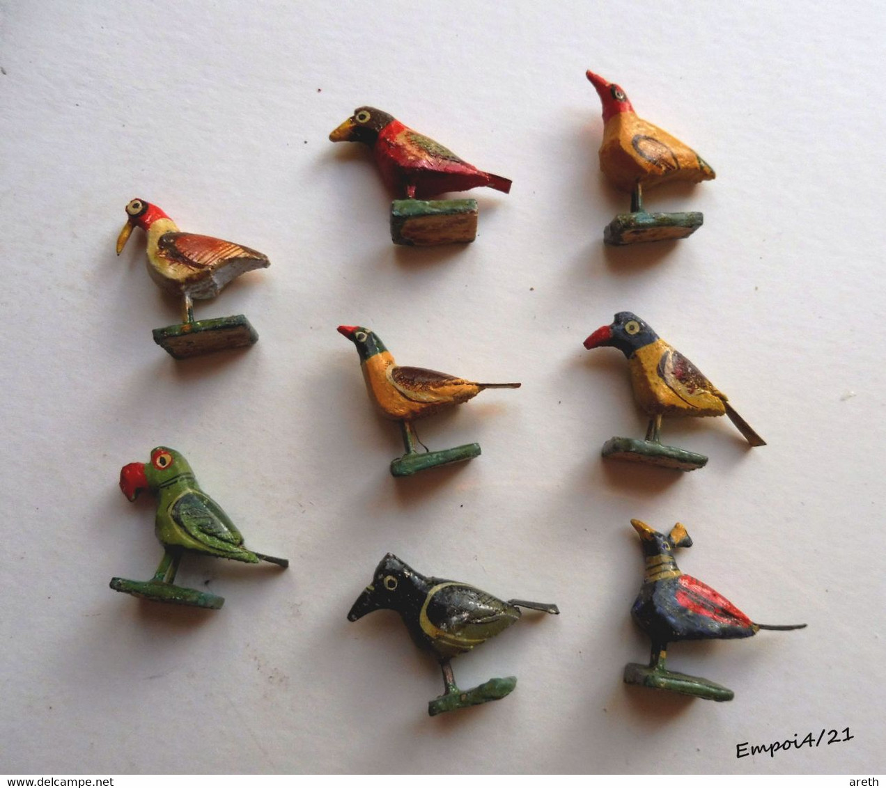 8 Oiseaux Miniatures En Bois Peint - Hauteur  Environ 3 Cm - Other & Unclassified
