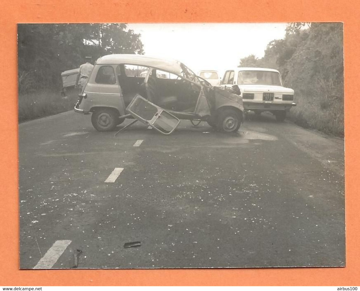 PHOTO ORIGINALE 1973 LE LAMANTIN MARTINIQUE - ACCIDENT DE VOITURE RENAULT 4L + FIAT OU LADA - R4 R 4 - CRASH CAR - Cars