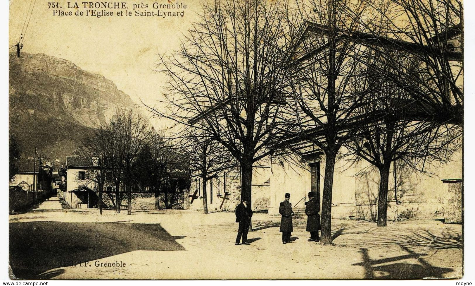 7202 - Isére - LA TRONCHE :  PLACE DE L' EGLISE ANIMEE   - Circule En 1915 Sous Enveloppe - La Tronche