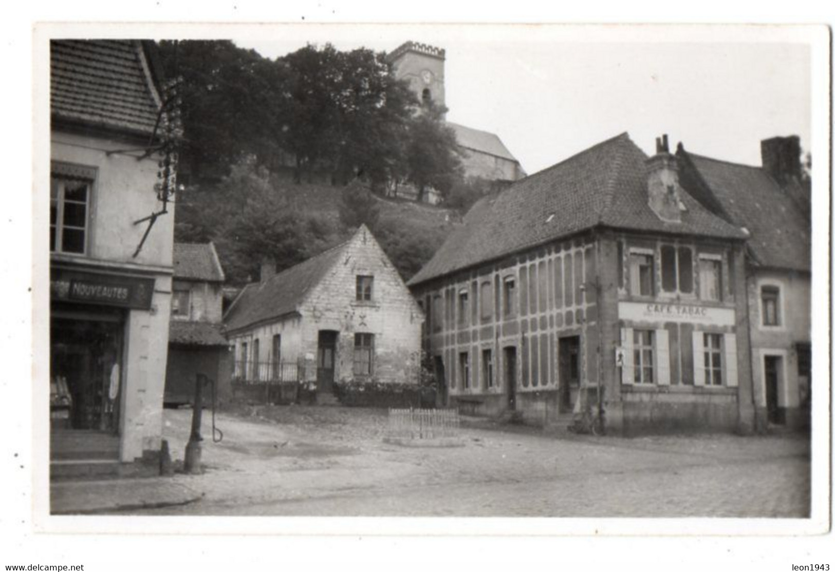 29811-LE-62-HOUDAIN-L' Eglise Vue De La Petite Place - Houdain