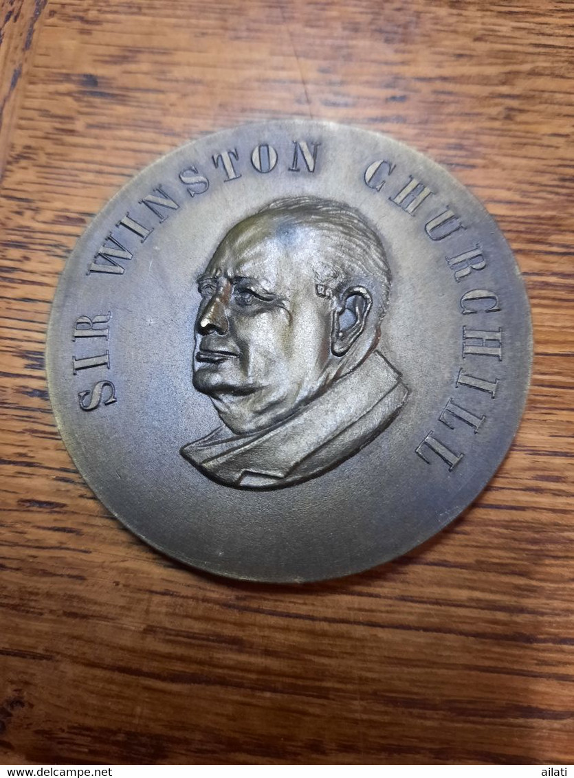 Une Médaille Anglaise Churcili - Monarchia/ Nobiltà
