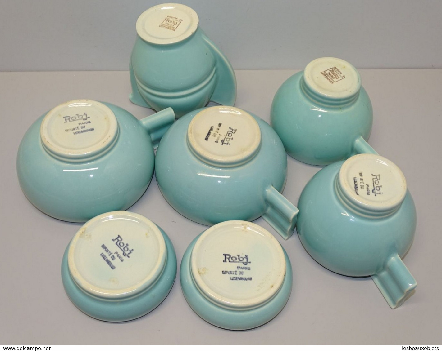 2 COUPELLES 3 VERSEUSES ou POTS à LAIT CREMIERS & 2 TASSES CERAMIQUE signées ROBJ PARIS Importé LUXEMBOURG VINTAGE