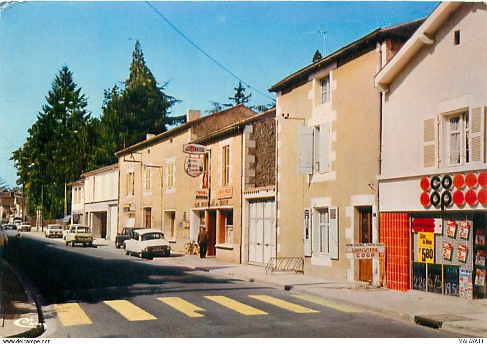 CPM - ST-JUIEN-L'ARS - LA RUE PRINCIPALE - COOP - DS - Saint Julien L'Ars