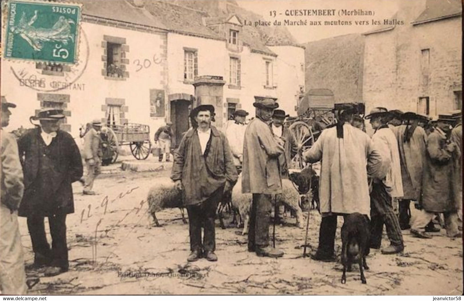 13 Questembert La Place Du Marché Aux Moutons Vers Les Halles - Questembert