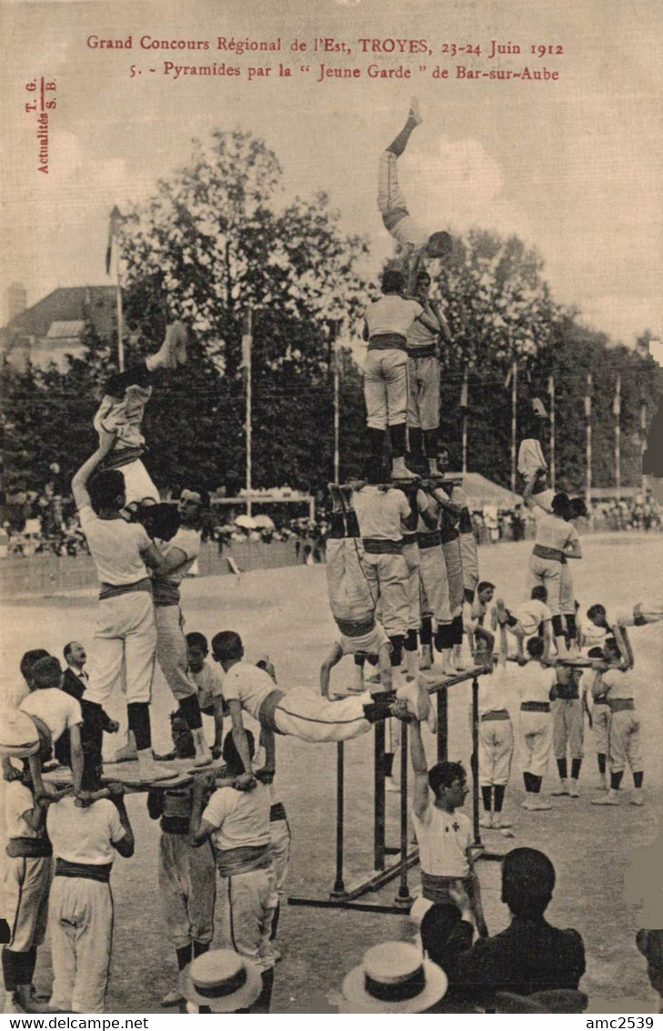 10 TROYES  Grand Concours Régional De L'Est 1912 - Pyramide Par La "Jeune Garde" De Bar-sur-Aube - Troyes