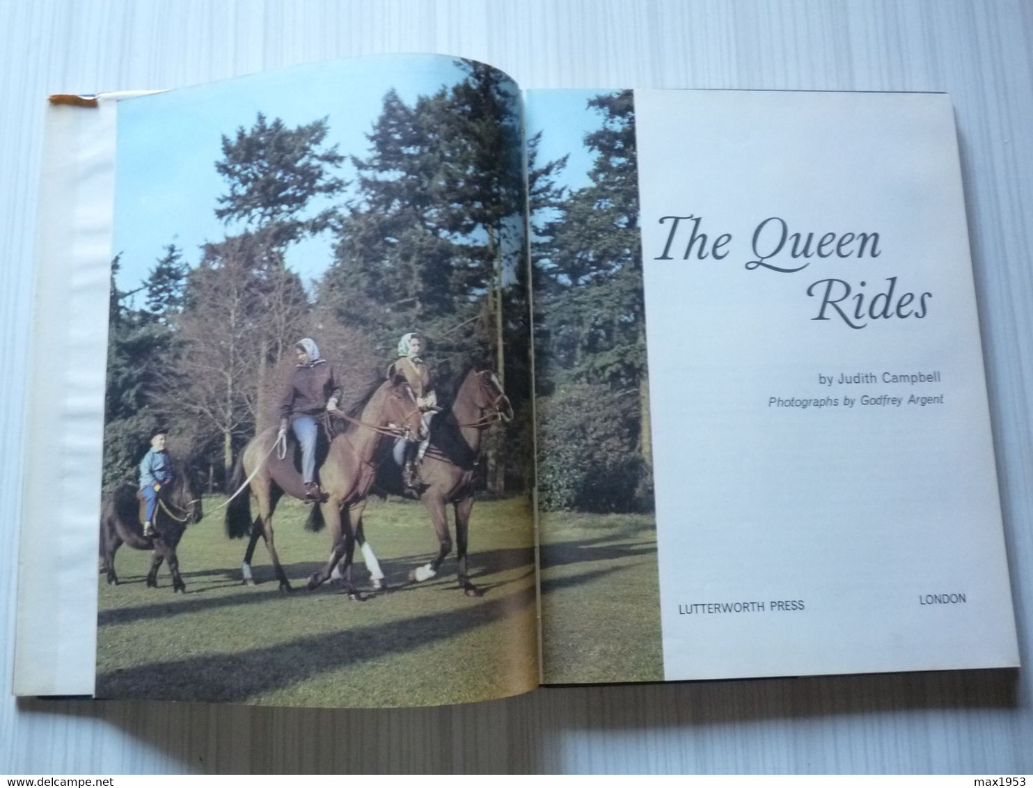 ( Queen Elizabeth II) - Judith CAMPBELL - THE QUEEN RIDES - Photographs By Godfrey Argent - - Autres & Non Classés