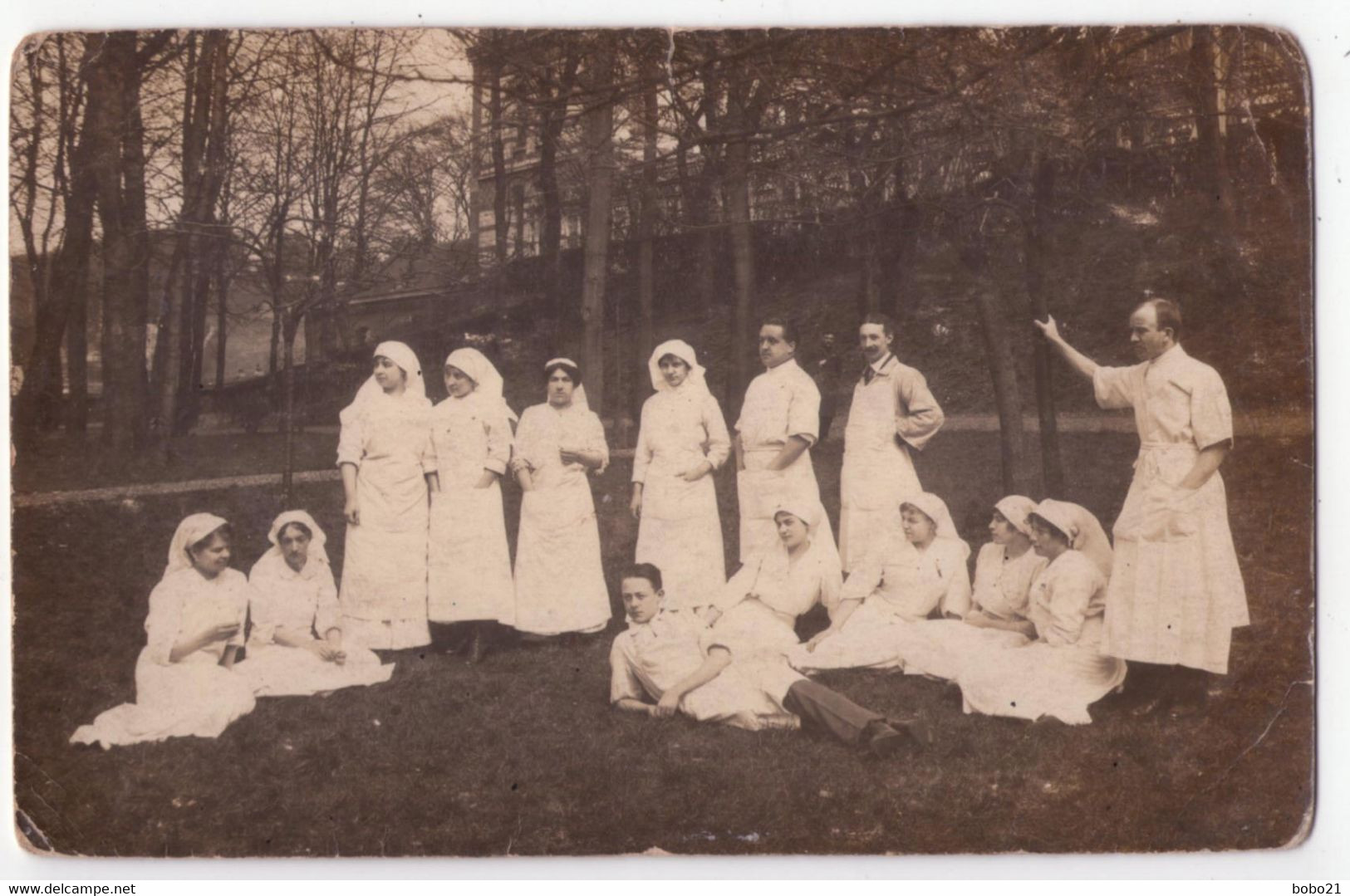 8798 - Carte Photo Sans Titre - Une équipe Chirurgicale Faisant Une Pause ( 1914-1918 ? ) - - Santé