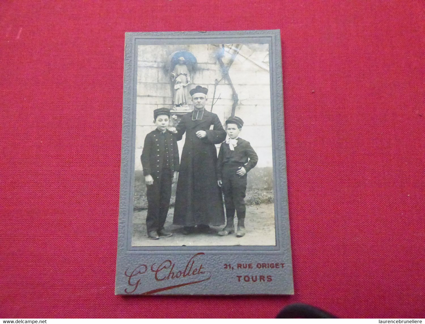 37  TOURS  PHOTOGRAPHIE ORIGINALE CURE POSANT AVEC DEUX ENFANTS - Anonyme Personen