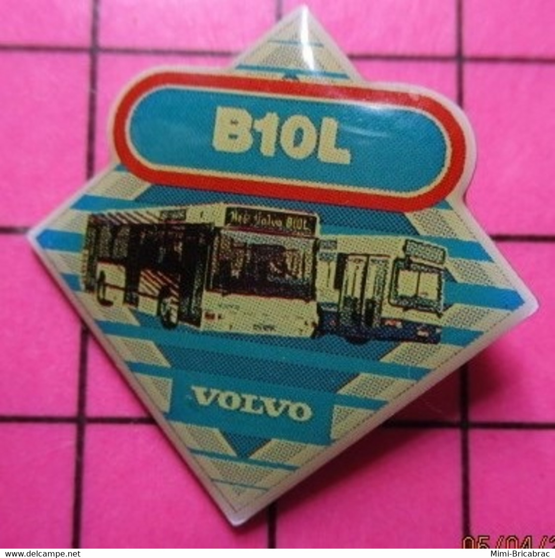 SP01 Pin's Pins / Beau Et Rare / THEME : TRANSPORTS / AUTOBUS ROUTIER VOLVO B10L - Transportation