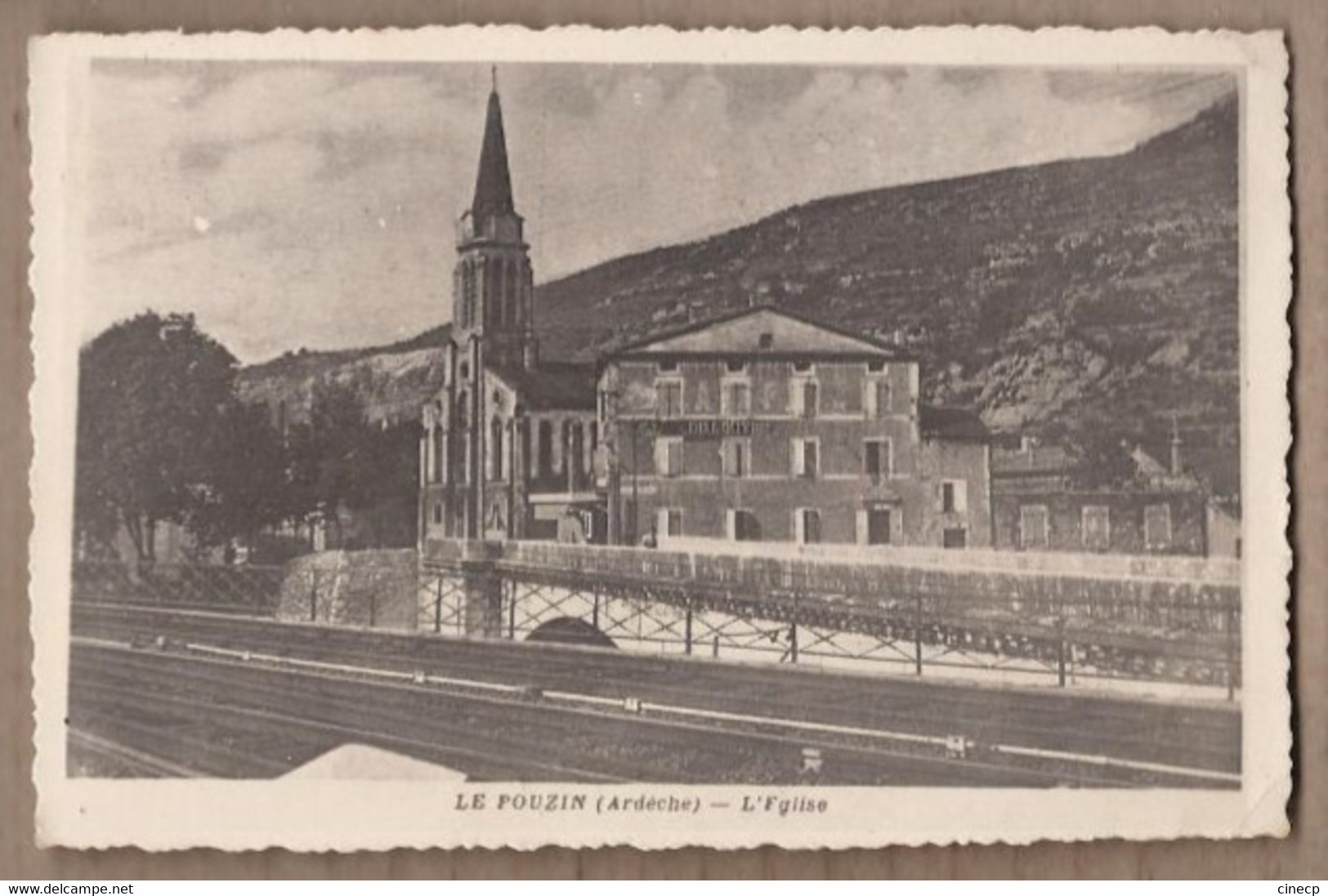 CPA 07 - LE POUZIN - L'Eglise - TB PLAN EDIFICE RELIGIEUX + Vue VOIE CHEMIN DE FER 1er Plan - Le Pouzin