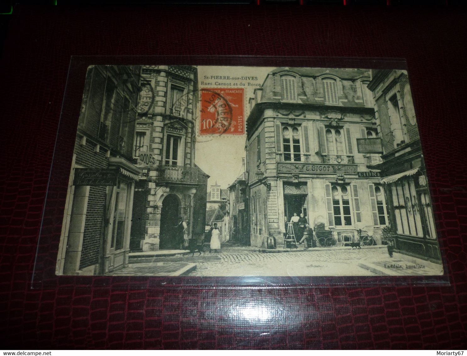 Carte Postale Normandie Calvados Saint Pierre Sur Dives Rue Carnot Et Du Boscq Animée - Dives