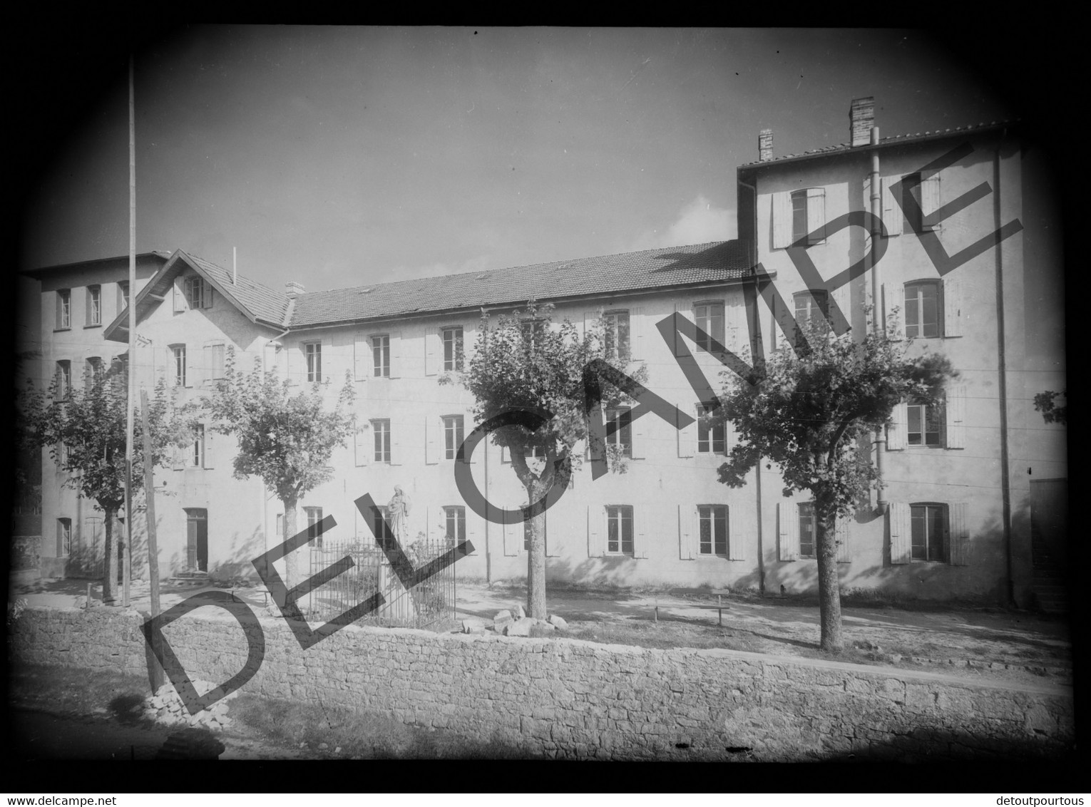 12 photographies négatif verre 13x18cm  LALOUVESC Ardèche manoir SAINT AUGUSTIN colonie ORAN villa Mélèzes curés