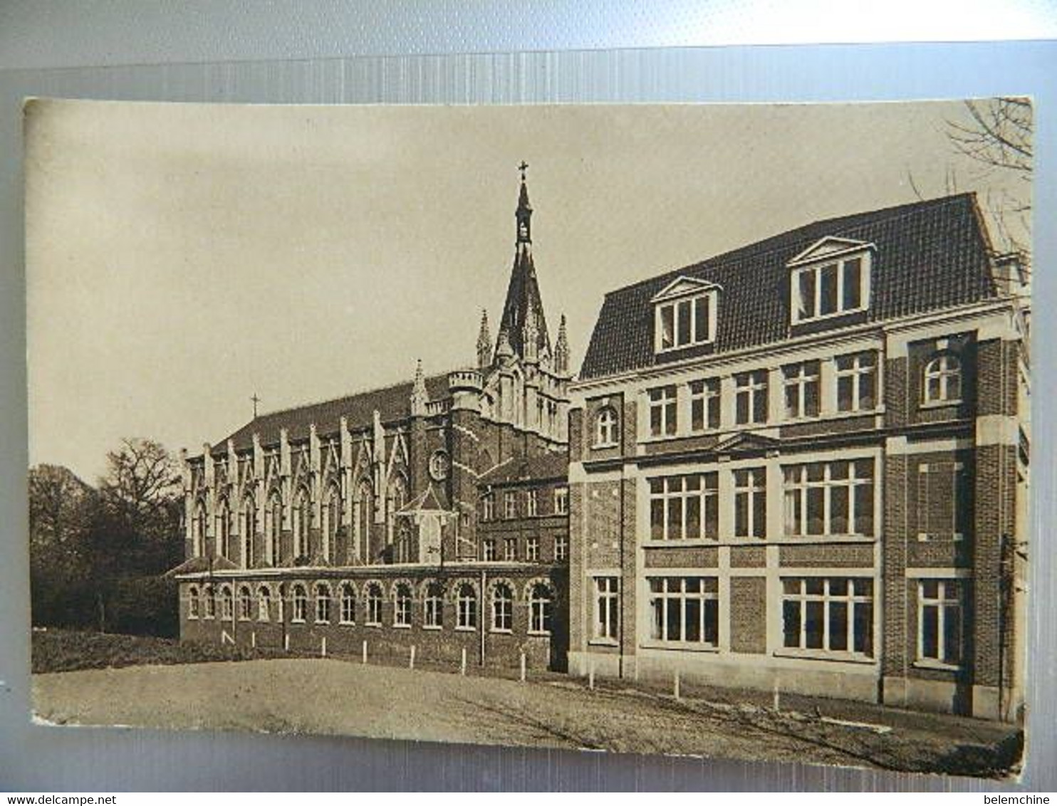 INSTITUTION LIBRE DE MARCQ EN BAREUIL                    LA CHAPELLE ET UN GROUPE DE CLASSES - Marcq En Baroeul