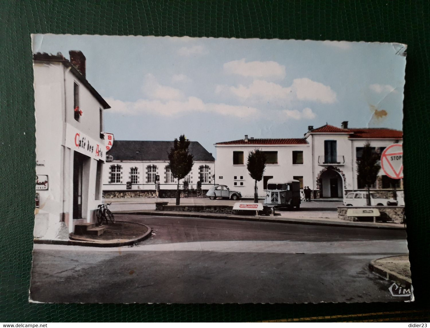 AIZENAY CITROEN 2 CV HY TUBE PEUGEOT 204 BREAK CAFE DES ARTS PUBLICITE MURALE SUR BANC - Aizenay