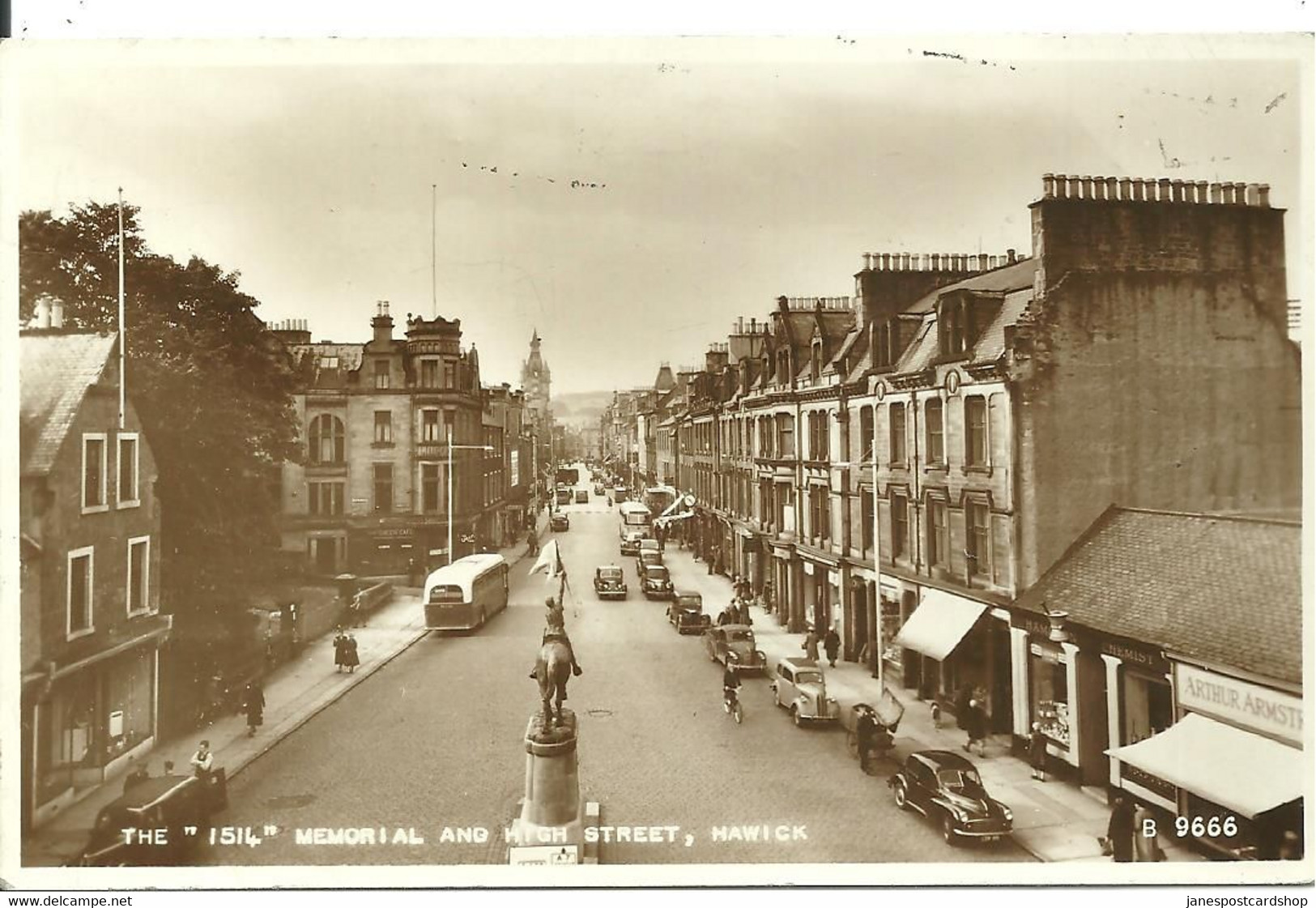 REAL PHOTOGRAPHIC POSTCARD - THE 1514 MEMORIAL AND HIGH STREET - HAWICK - ROXBURGHSHIRE - Roxburghshire