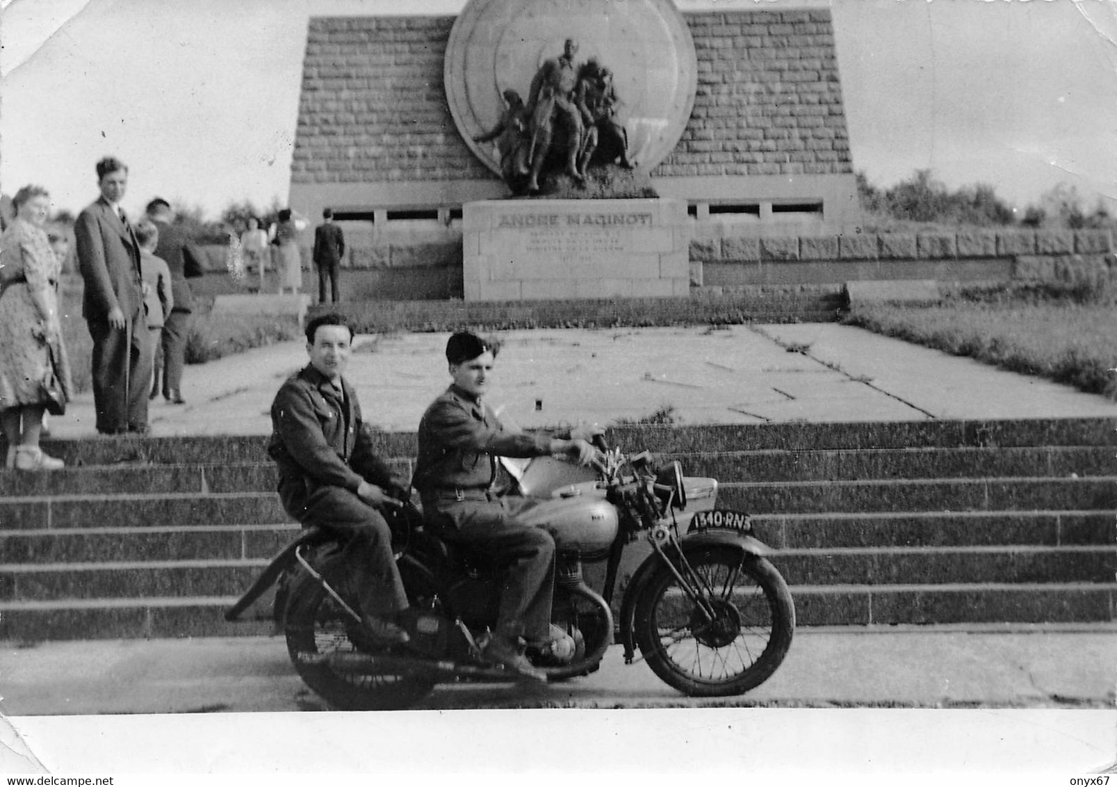 Photo 18 X 12,5 Cms - MOTO- MOTOCYCLETTE N° 1340-RN-3 - Militaire Au Monument André MAGINOT à VERDUN-55-Meuse - Motorräder