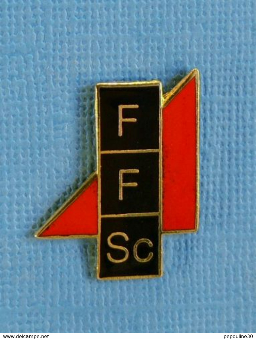 1 PIN'S //  ** FFSc / FÉDÉRATION FRANÇAISE DE SCRABBLE ** - Jeux