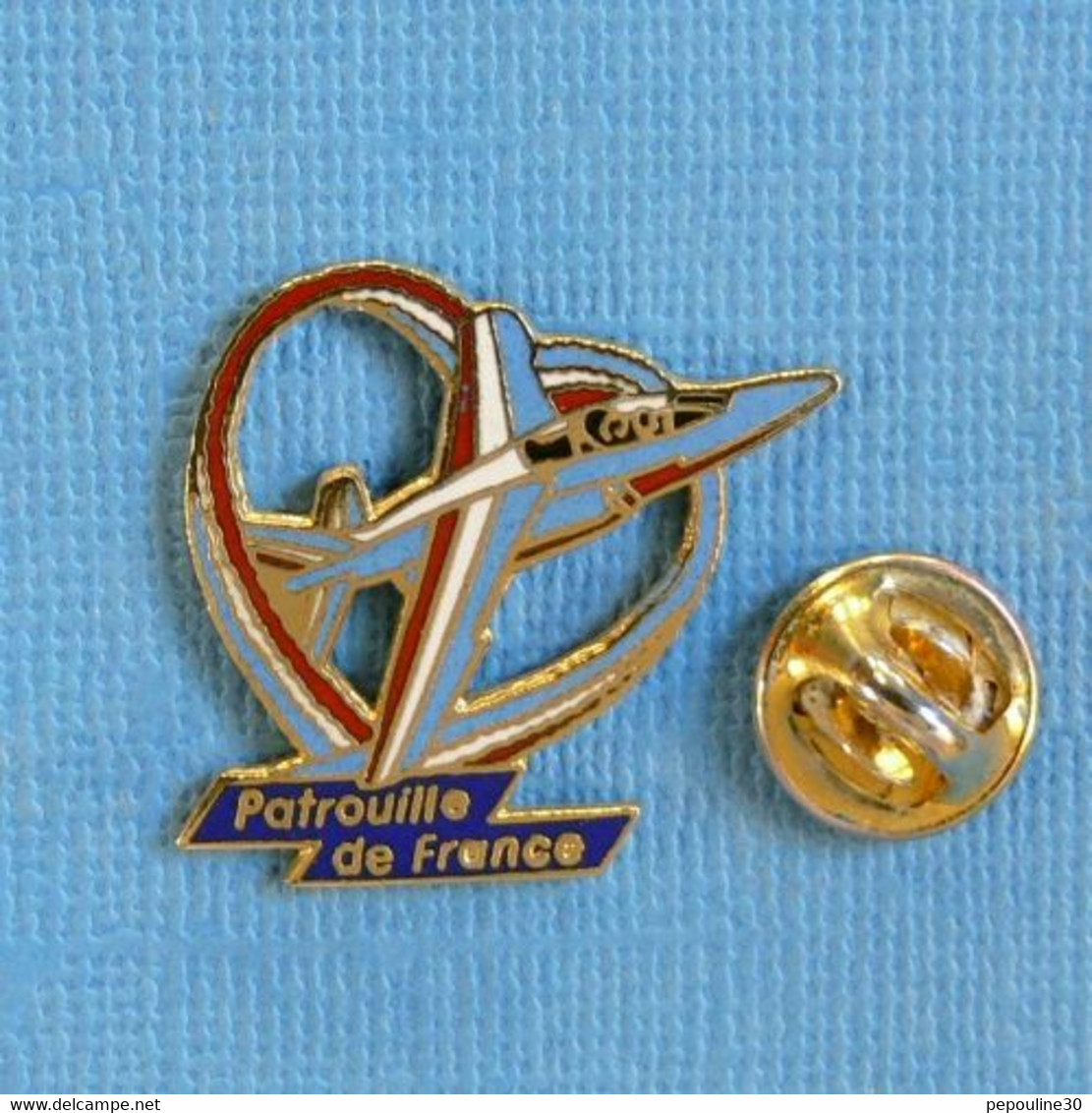 1 PIN'S //  ** ARMÉE DE L'AIR /  ALPHAJETS DE LA PATROUILLE DE FRANCE / VOLTIGE AÉRIENNE ** . (©LMI-PARIS 1992) - Avions