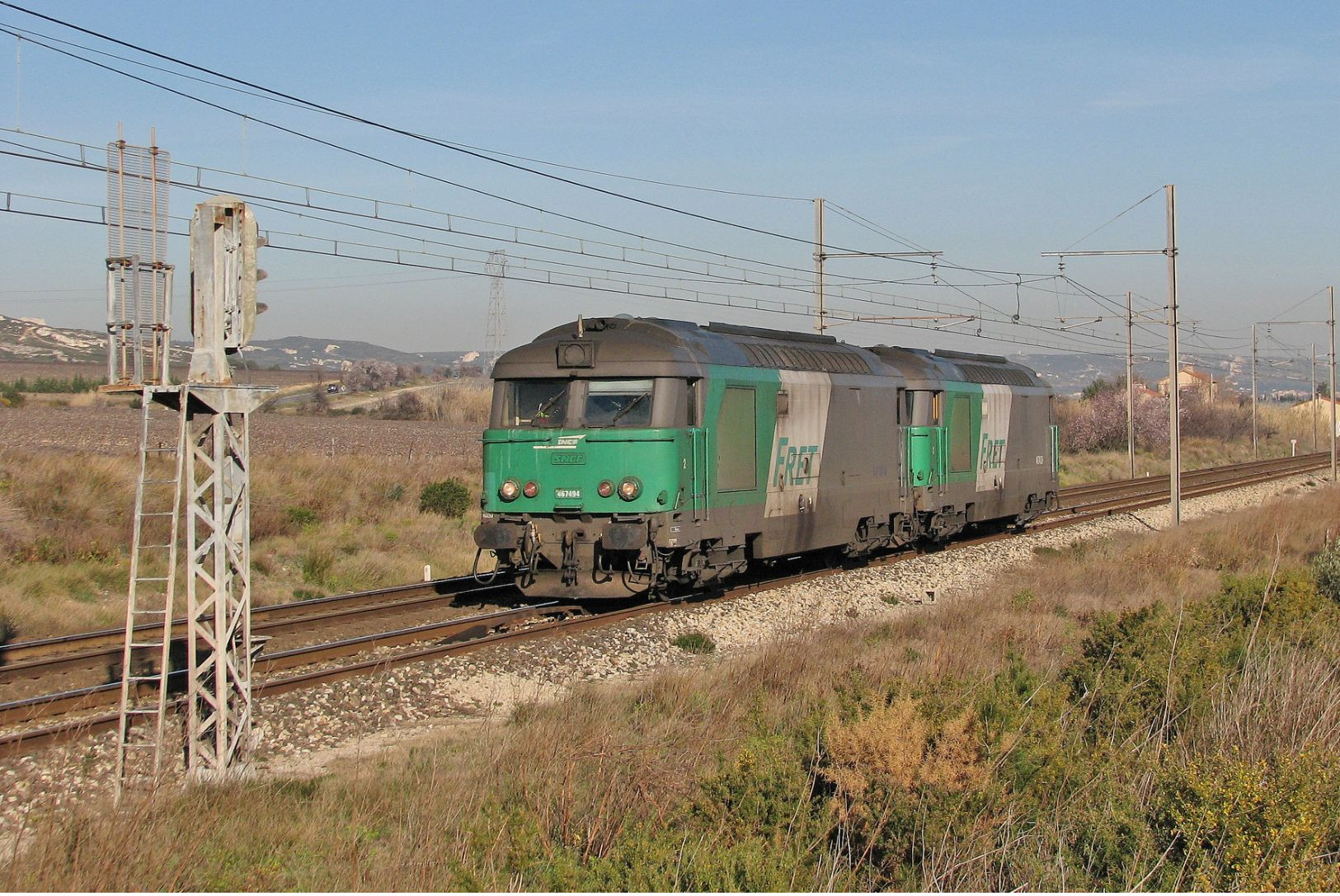 Saint Chamas (13 - France) 16 Février 2007 - Une UM De BB 67000 (livrée Fret) Passe à St. Chamas. BB 67494 En Tête. - Trains