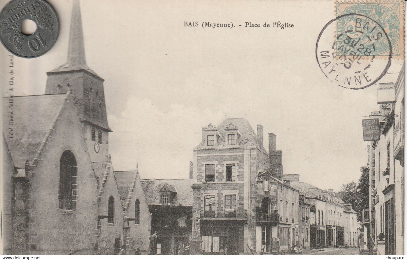 53 - Carte Postale Ancienne De  Bais   Place De   L'Eglise - Bais