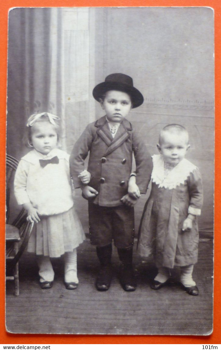 CHILDREN PORTRAIT , BROTHER AND SISTERS - Abbildungen