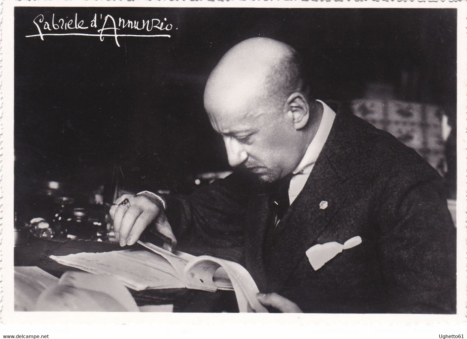 Gabriele D'Annunzio Nel Suo Studio Nel "Vittoriale". Sul Retro Autografo Maria D'annunzio, Moglie Dello Scrittore 1951 - Schrijvers