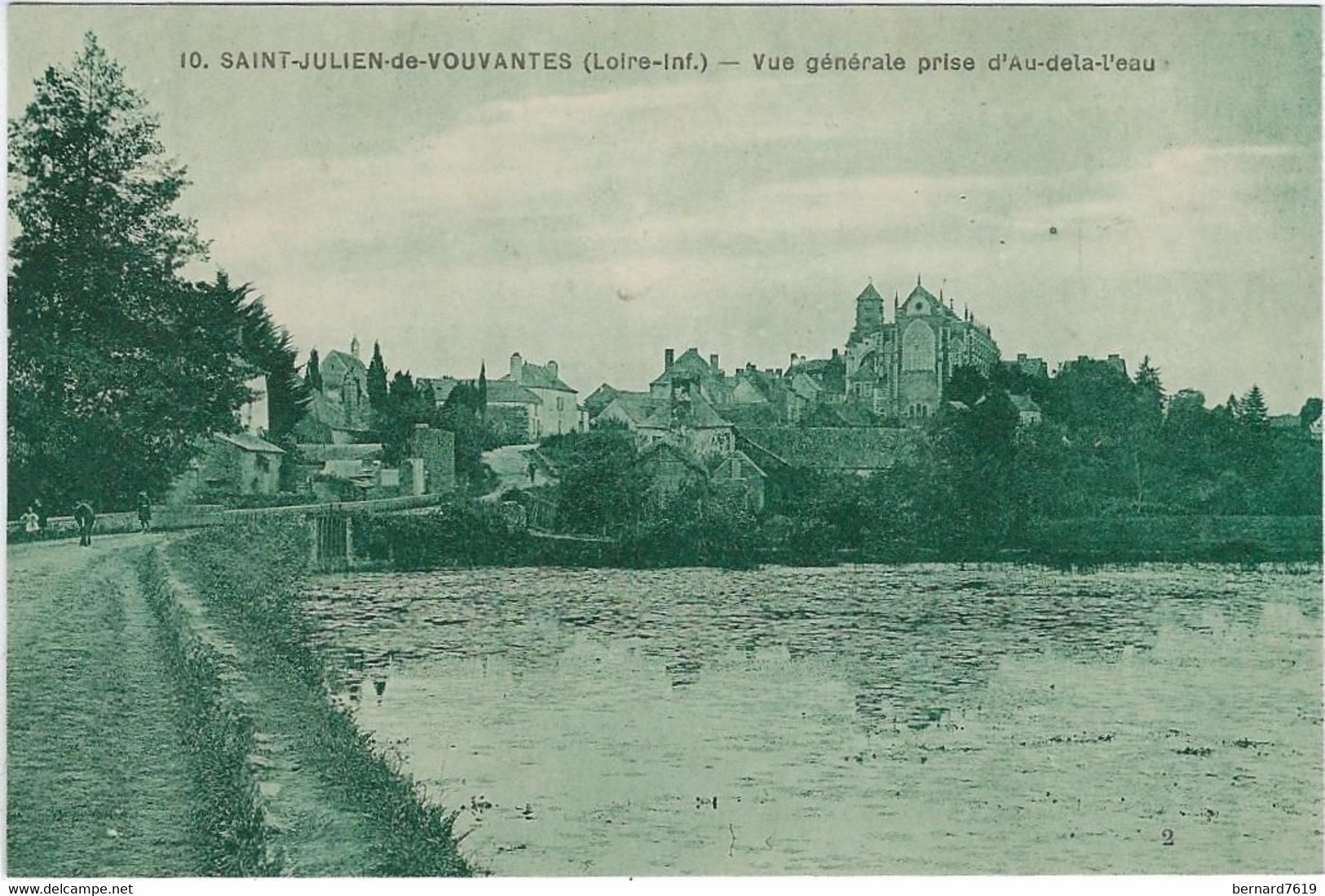 44  Saint Julien De  Vouvantes  - Vue Generale  Prise D'au  Dela L'eau - Saint Julien De Vouvantes
